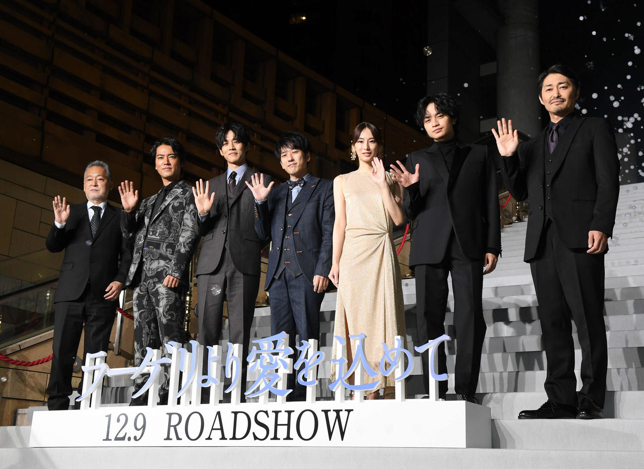 映画「ラーゲリより愛を込めて」のスノーカーペットイベントで記念撮影に納まる、左から瀬々敬久監督、桐谷健太、松坂桃李、嵐の二宮和也、北川景子、Sexy Zoneの中島健人、安田顕（撮影・たえ見朱実）