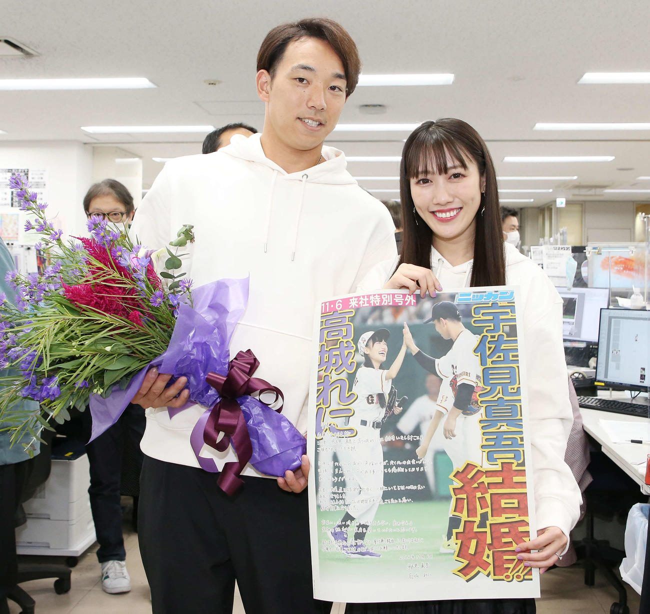 11月6日、東京本社に結婚報告に訪れ、号外を持つももいろクローバーZの高城れに（右）と日本ハム宇佐見