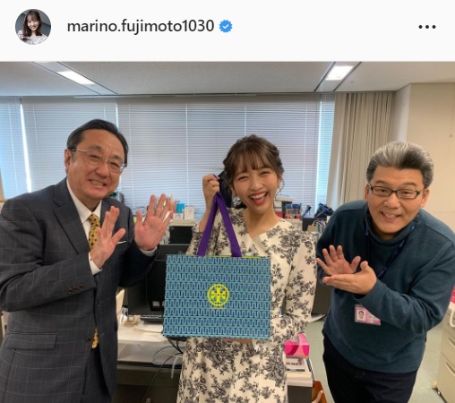 三宅正治アナ（左）、軽部真一アナ（右）からのプレゼントを手に笑顔の藤本万梨乃アナ（藤本万梨乃アナのインスタグラムより）