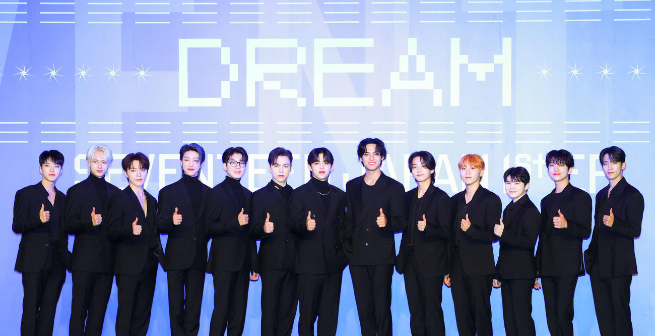 写真に納まるSEVENTEENの、左からHOSHI、JUN、DINO、THE 8、WONWOO、VERNON、S．COUPS、MINGYU、JEONGHAN、SEUNGKWAN、WOOZI、JOSHUA、DK（撮影・河田真司）