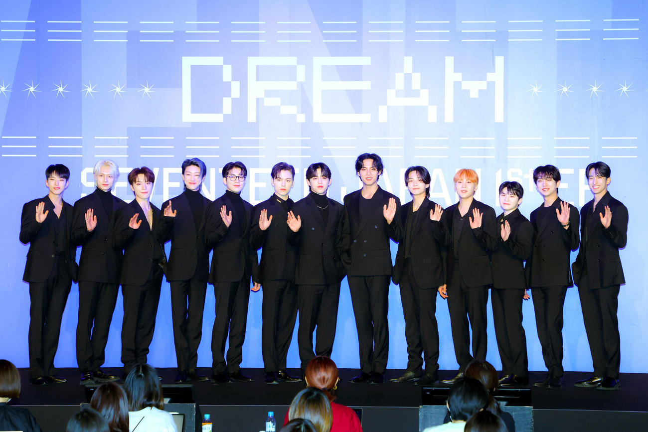 写真に納まるSEVENTEENの、左からHOSHI、JUN、DINO、THE 8、WONWOO、VERNON、S．COUPS、MINGYU、JEONGHAN、SEUNGKWAN、WOOZI、JOSHUA、DK（撮影・河田真司）