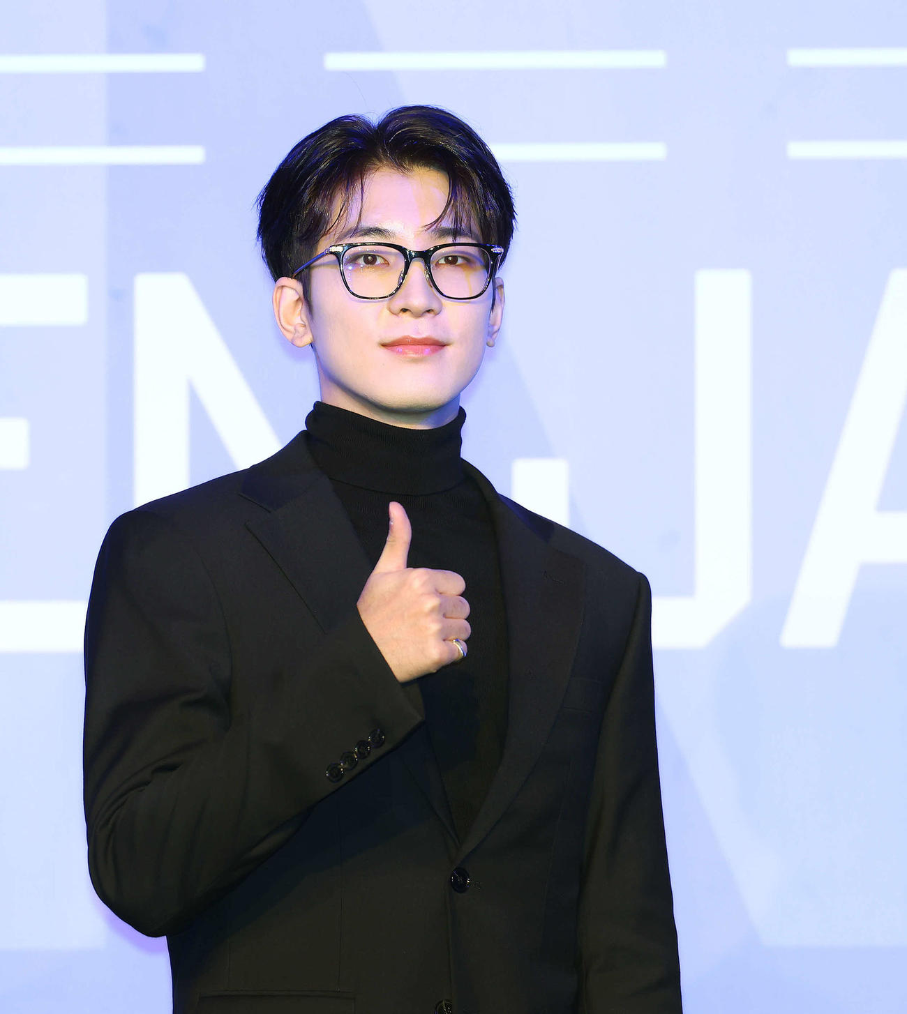 ソロで写真に納まるSEVENTEENのWONWOO（撮影・河田真司）