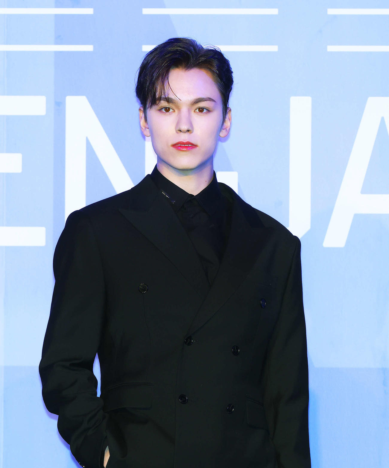 ソロで写真に納まるSEVENTEENのVERNON（撮影・河田真司）