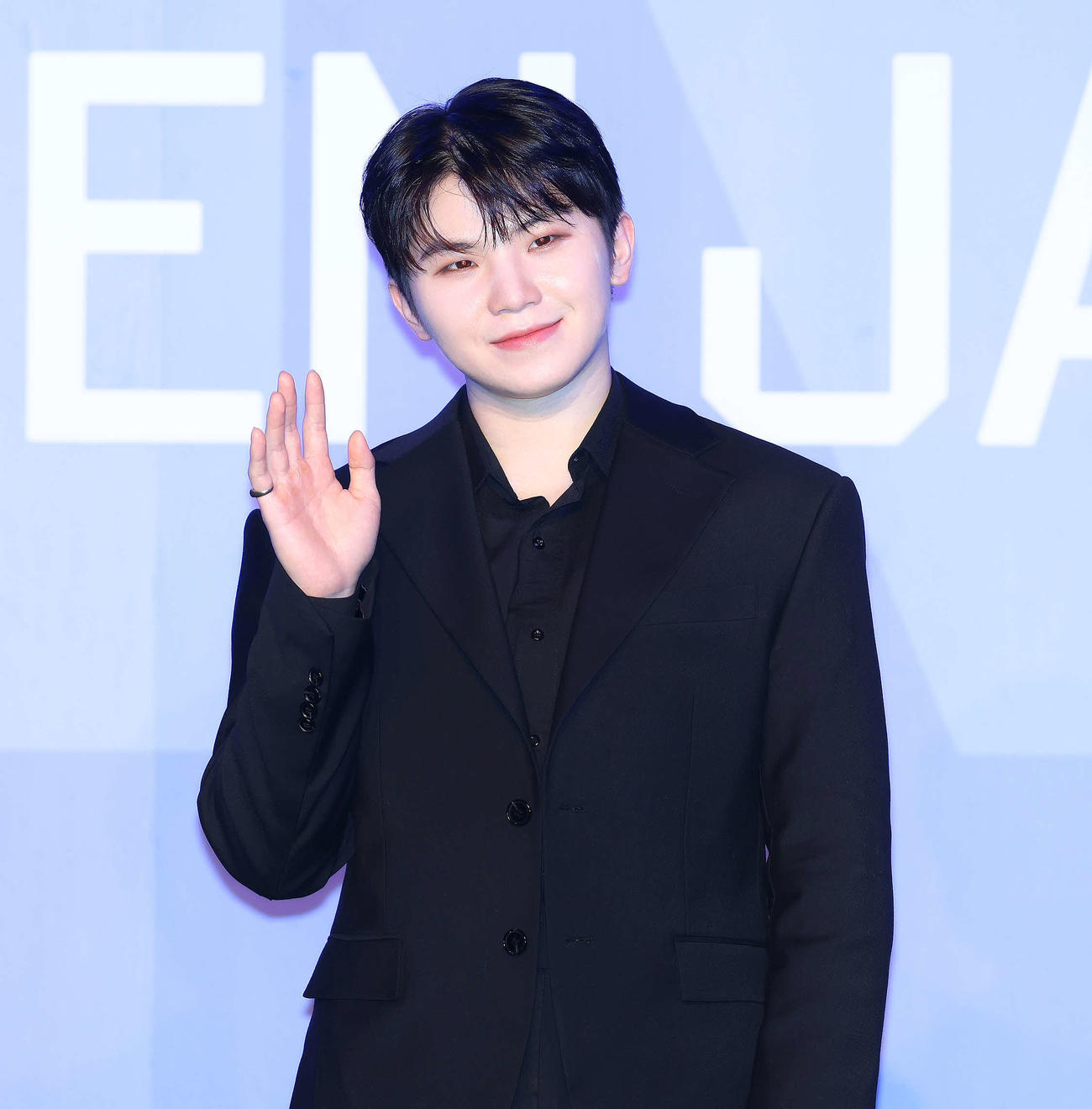 ソロで写真に納まるSEVENTEENのWOOZI（撮影・河田真司）