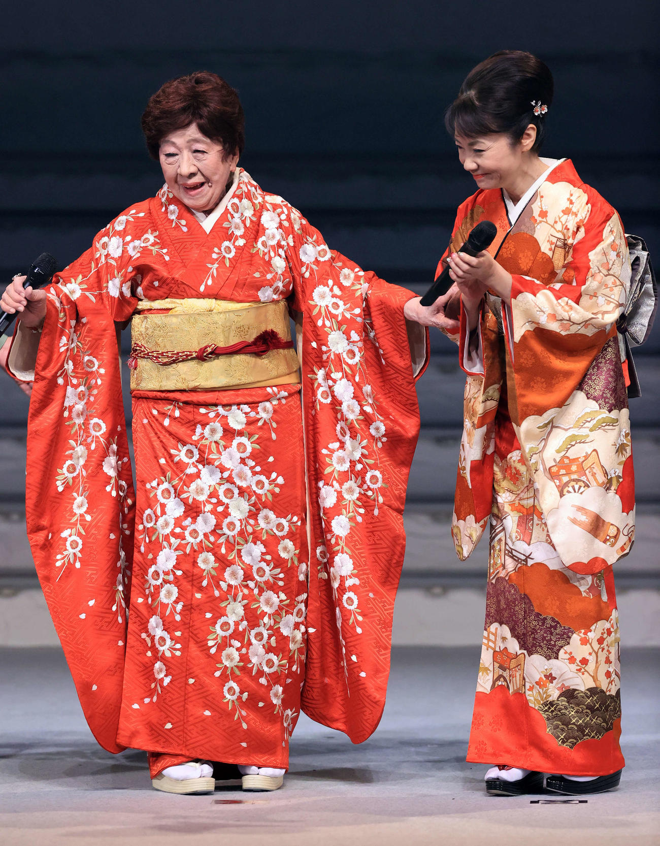 第49回歌謡祭で、赤い振り袖姿で登場したコロムビア・ローズ（左）。右は香西かおり（撮影・浅見桂子）