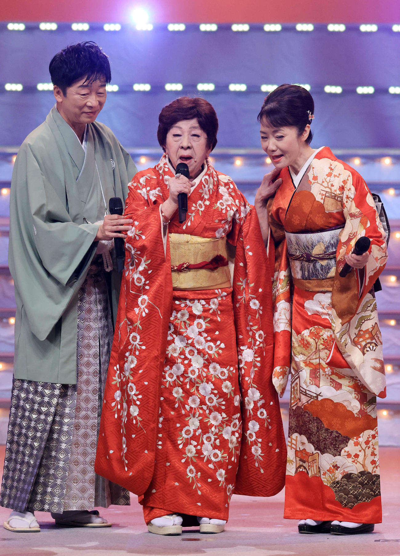 第49回歌謡祭で、赤い振り袖姿で「東京のバスガール」を歌うコロムビア・ローズ（中央）。左は合田道人。右は香西かおり（撮影・浅見桂子）