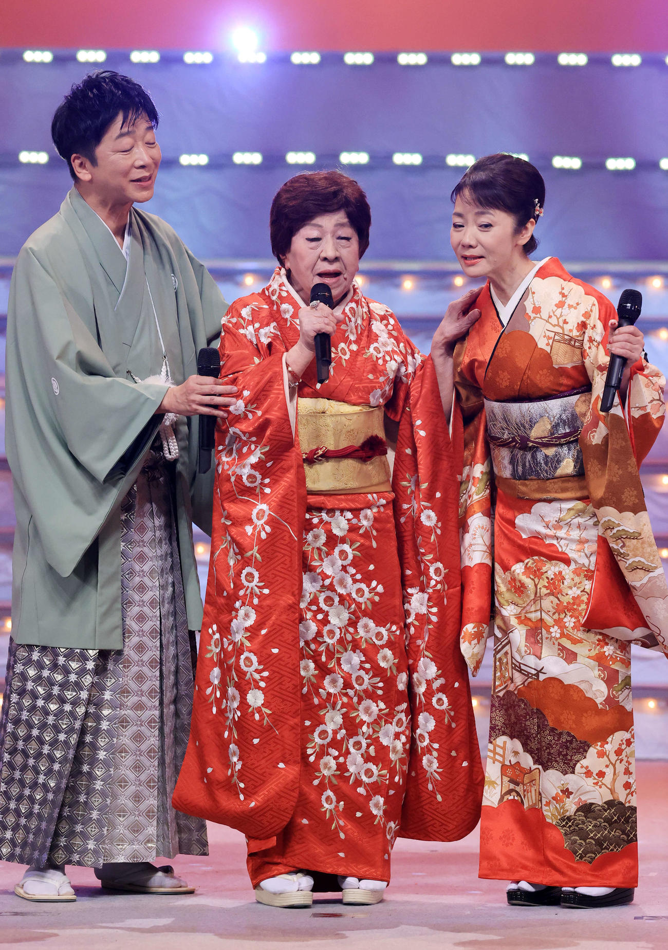 第49回歌謡祭で、赤い振り袖姿で「東京のバスガール」を歌うコロムビア・ローズ（中央）。左は合田道人。右は香西かおり（撮影・浅見桂子）