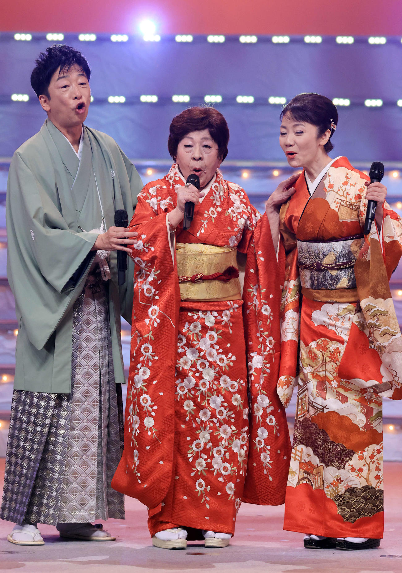 第49回歌謡祭で、赤い振り袖姿で「東京のバスガール」を歌うコロムビア・ローズ（中央）。左は合田道人。右は香西かおり（撮影・浅見桂子）