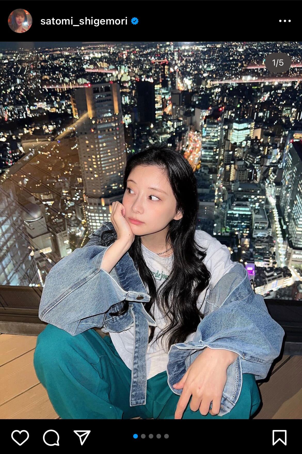 夜景をバックにポーズをとるショットを公開した重盛さと美（インスタグラムより）