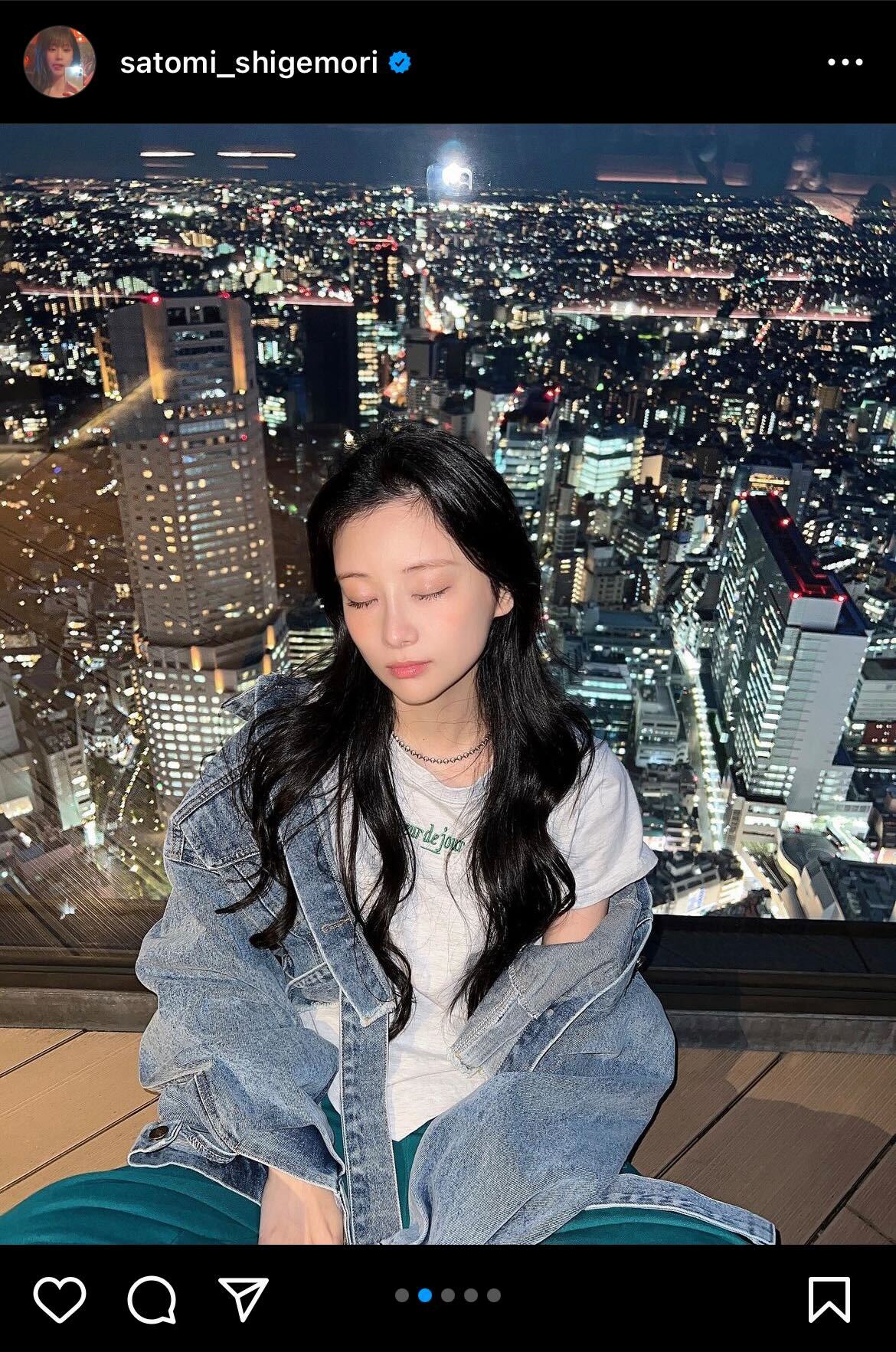 夜景をバックにポーズをとるショットを公開した重盛さと美（インスタグラムより）