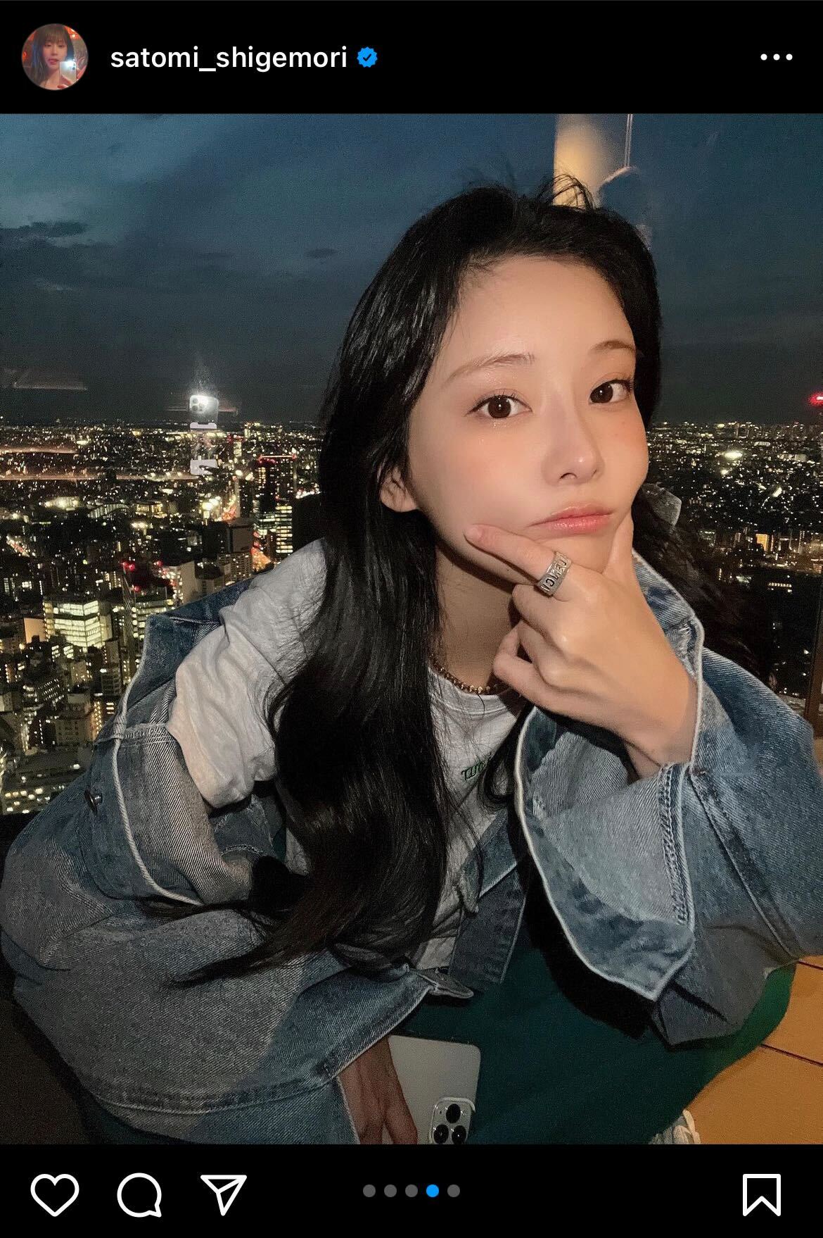 夜景をバックにポーズをとるショットを公開した重盛さと美（インスタグラムより）