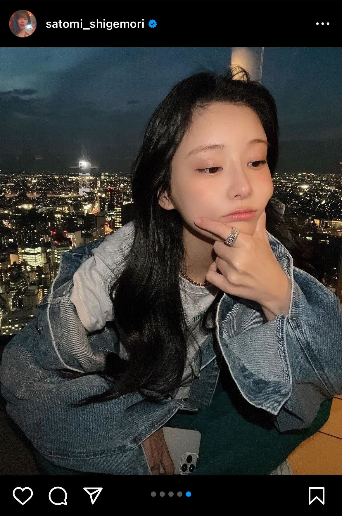 夜景をバックにポーズをとるショットを公開した重盛さと美（インスタグラムより）