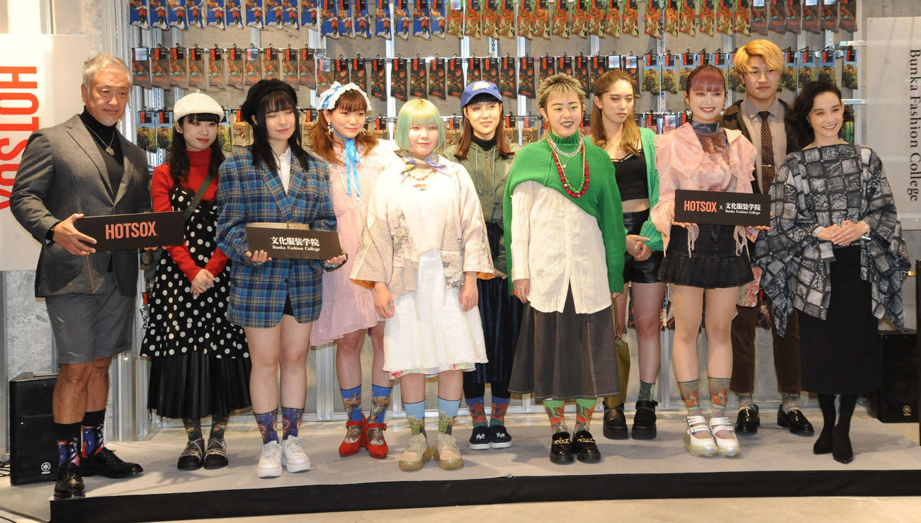 「文化服装学院×HOTSOX11／09ラフォーレ原宿記者発表会」に文化服装学院の学生らと共に出席した篠原ともえ（前列右端）（撮影・松尾幸之介）