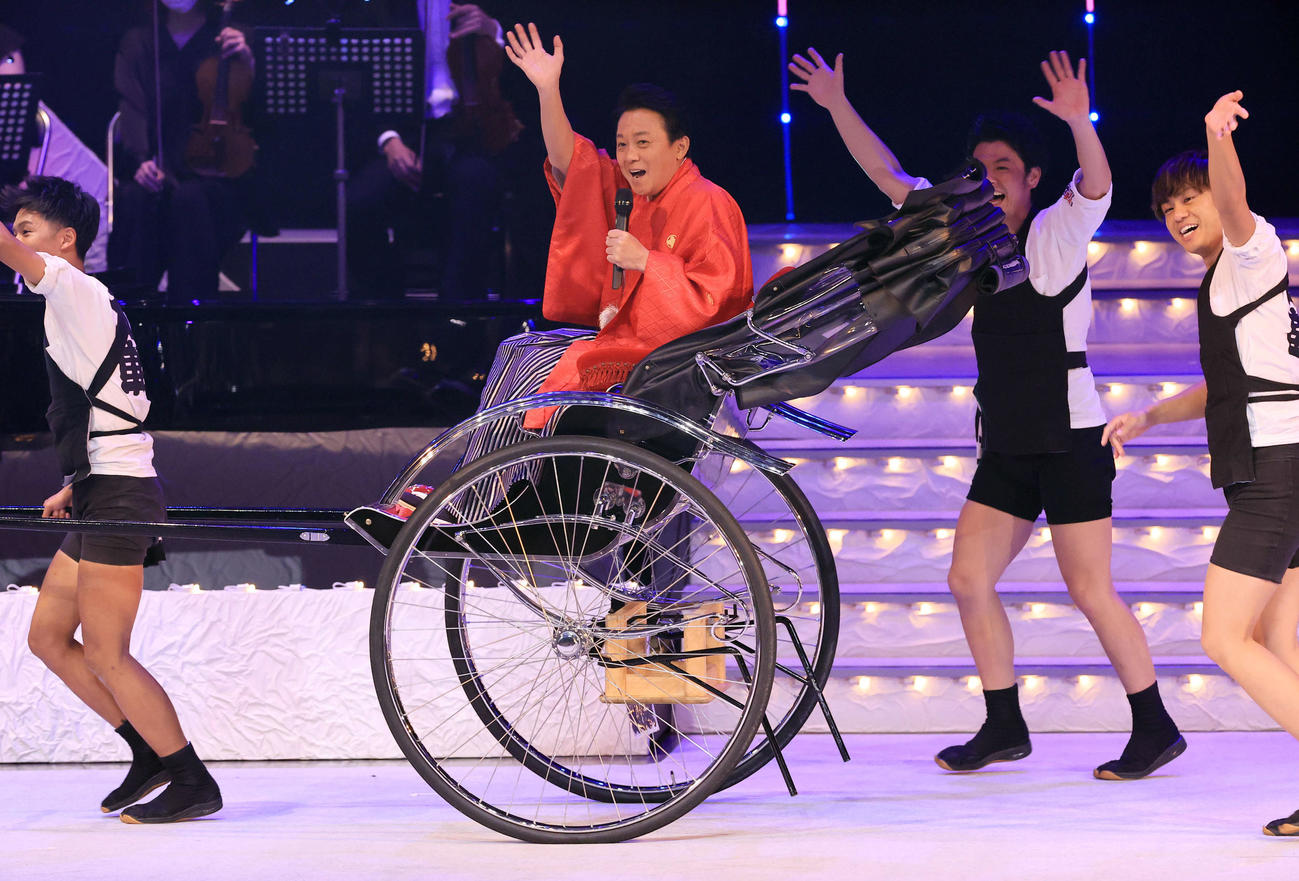 第49回歌謡祭で、人力車で手を振り引き揚げる風見しんご（撮影・浅見桂子）