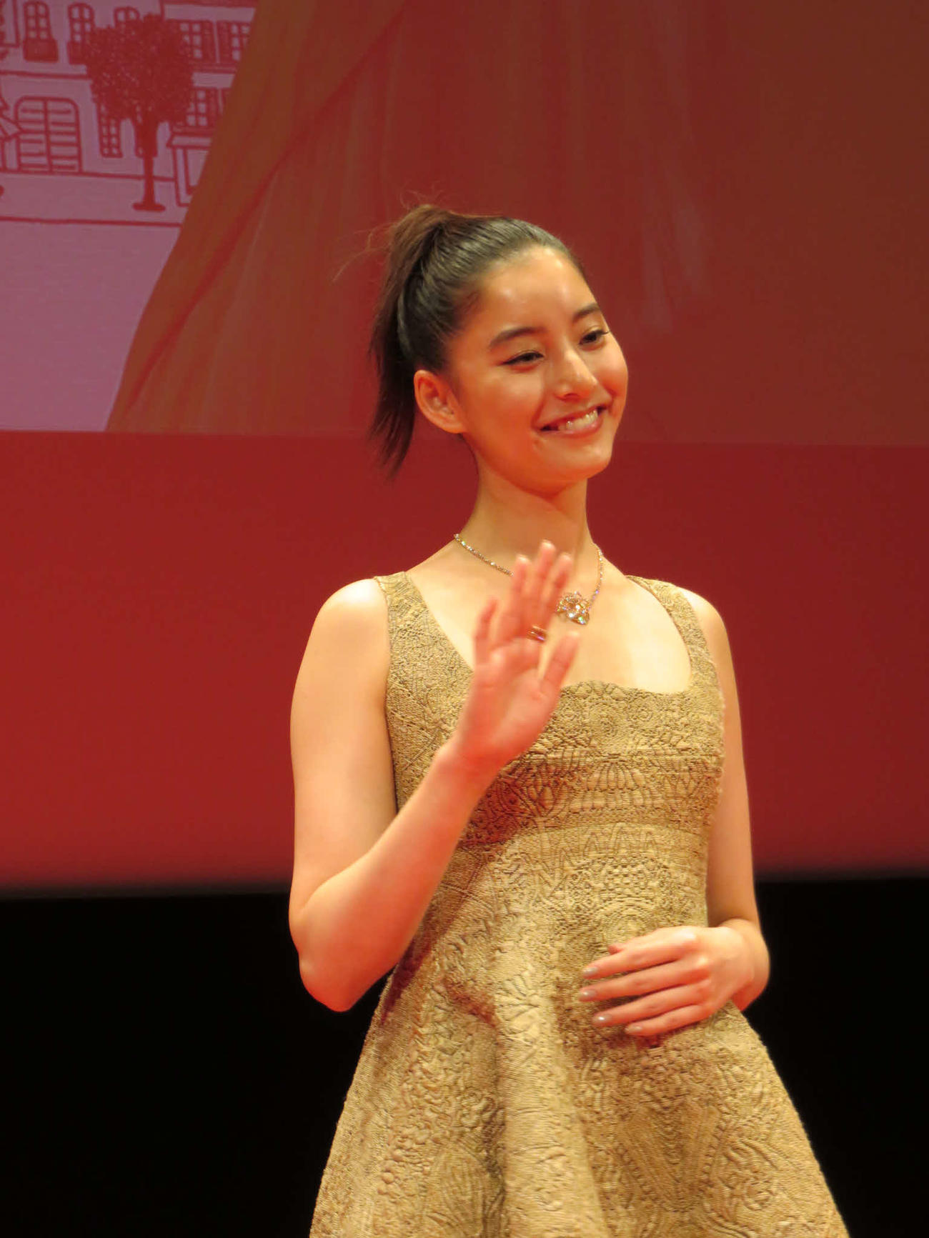 映画「ミセス・ハリス、パリへ行く」の特別試写会に出席した新木優子