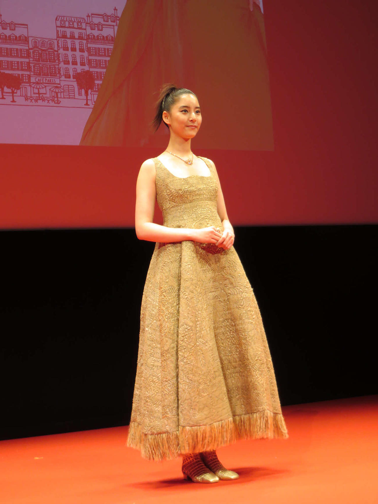 映画「ミセス・ハリス、パリへ行く」の特別試写会に出席した新木優子