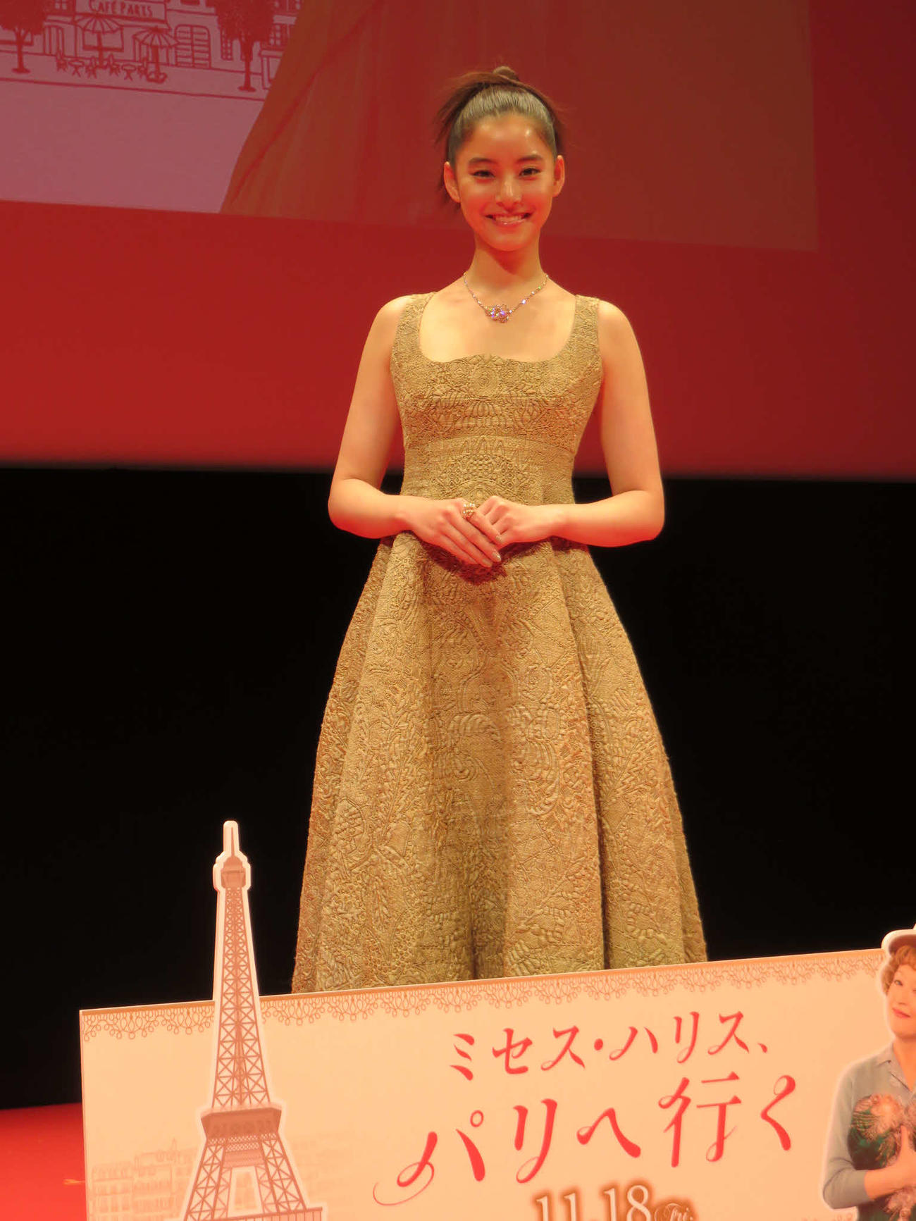 映画「ミセス・ハリス、パリへ行く」の特別試写会に出席した新木優子