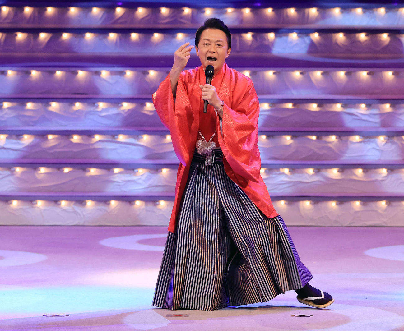第49回歌謡祭で、熱唱する風見しんご（撮影・浅見桂子）