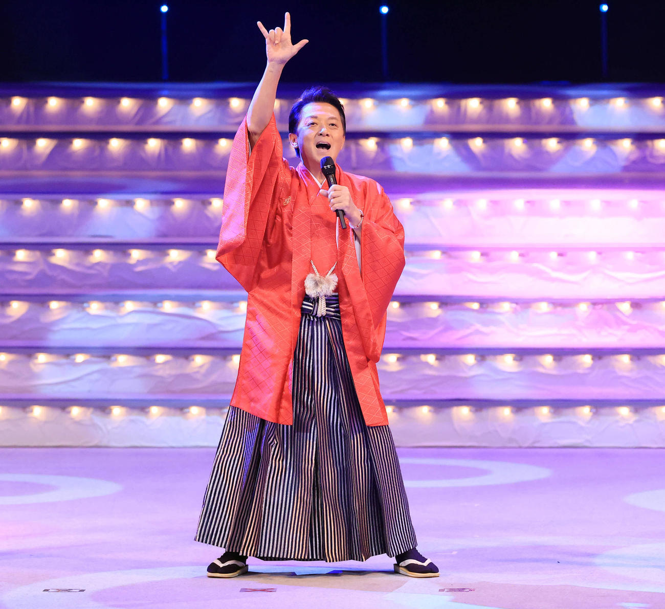 第49回歌謡祭で、熱唱する風見しんご（撮影・浅見桂子）
