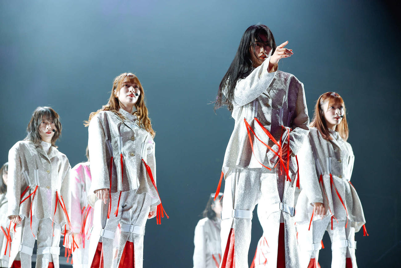 全国ツアー千秋楽公演を行った櫻坂46。右から2人目は山崎天