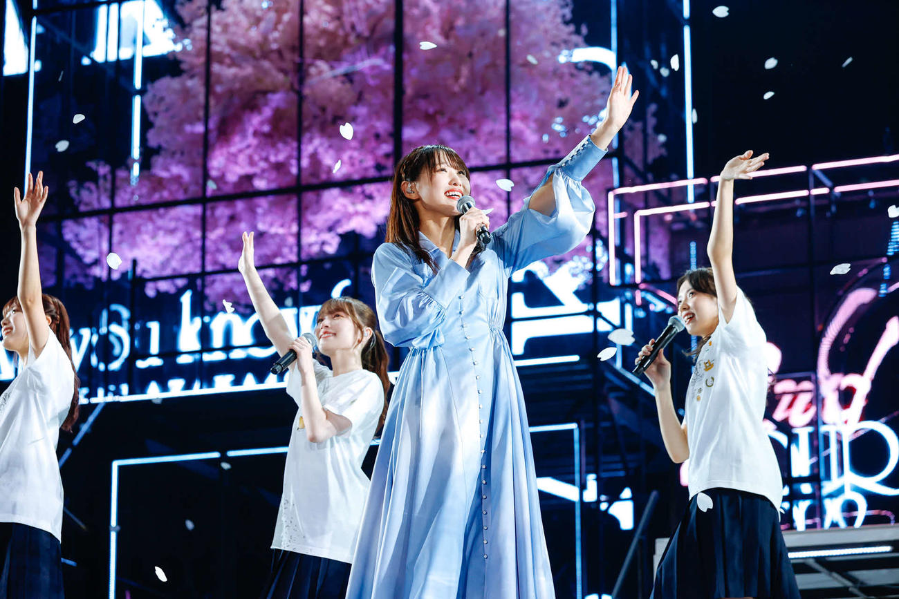 全国ツアー千秋楽公演を行った櫻坂46。中央は菅井友香