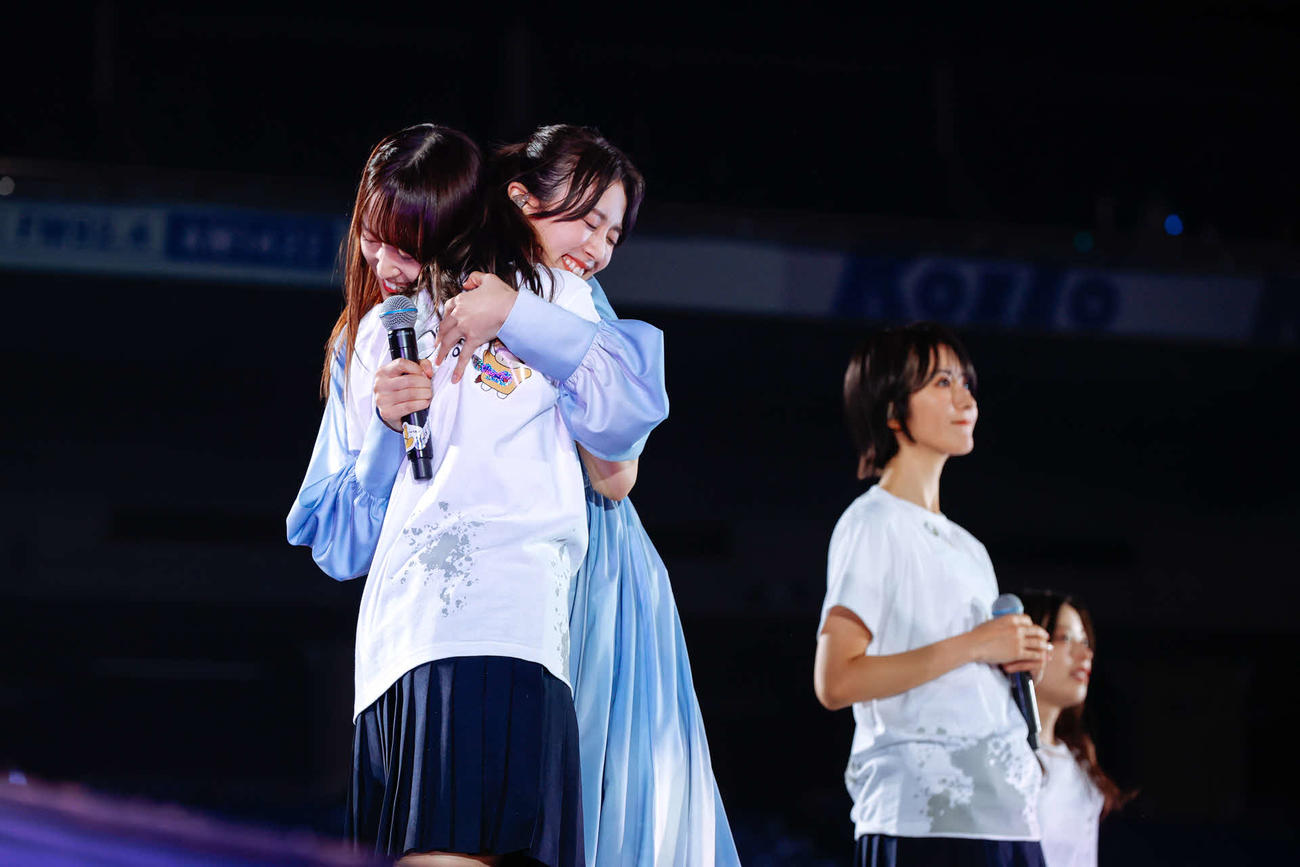 全国ツアー千秋楽公演を行った櫻坂46。菅井友香（左から2人目）は小林由依と抱き合う