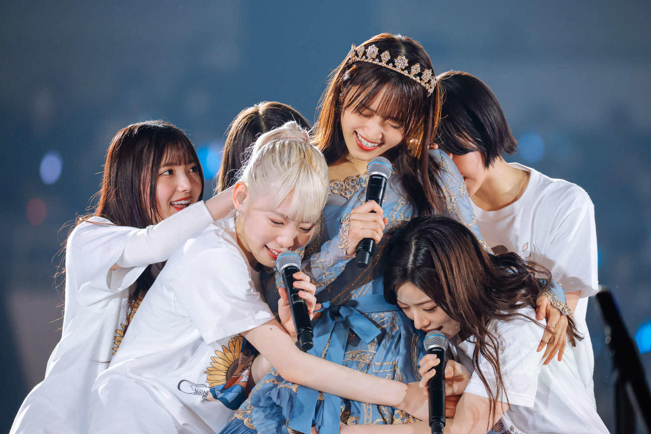 全国ツアー千秋楽公演を行った櫻坂46。中央は菅井友香