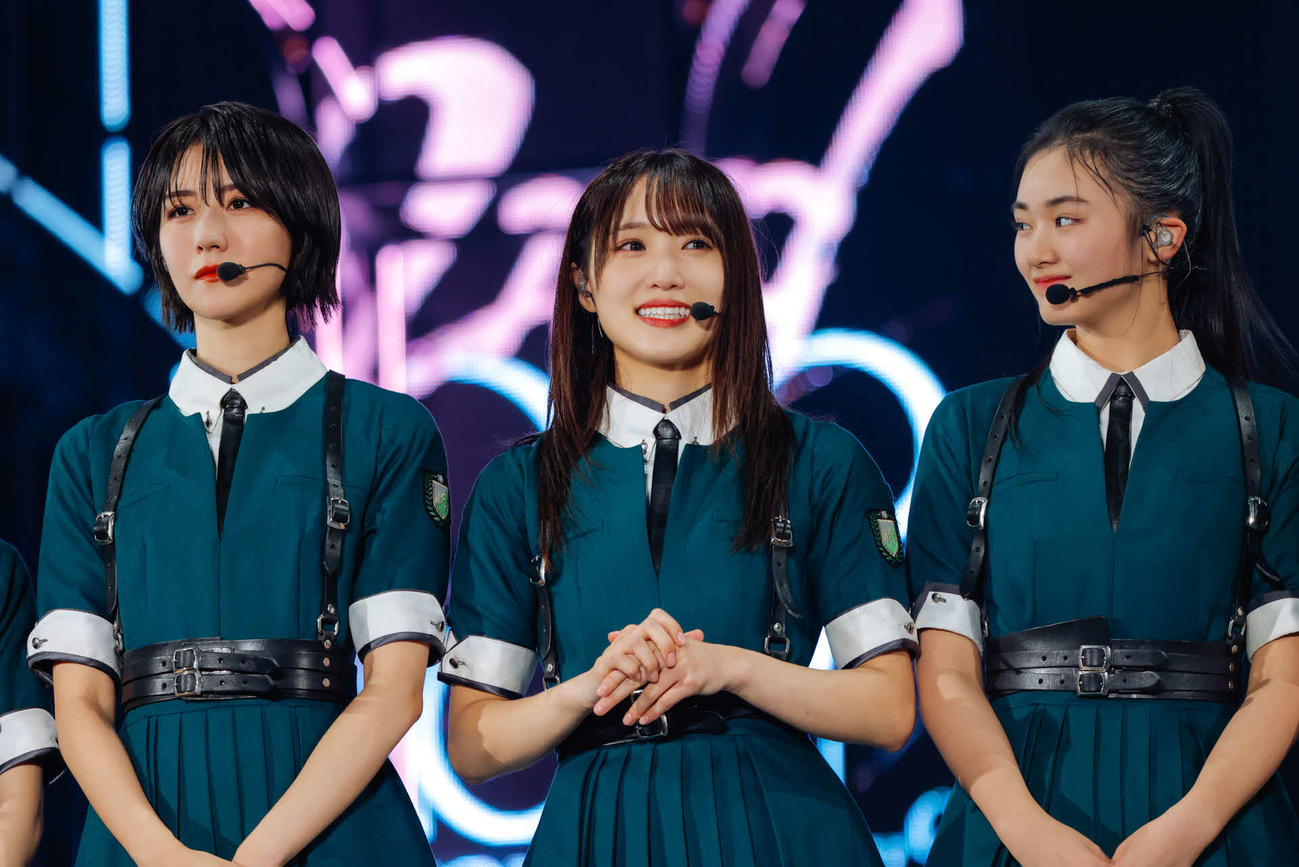 全国ツアー千秋楽公演を行った櫻坂46。中央は菅井友香