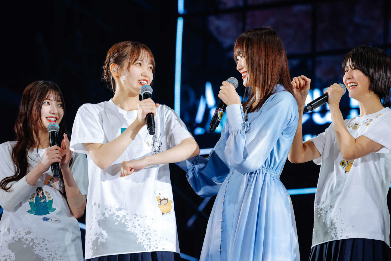 全国ツアー千秋楽公演を行った櫻坂46。キャプテンを引き継いだ松田里奈と話す、卒業する菅井友香（右から2人目）