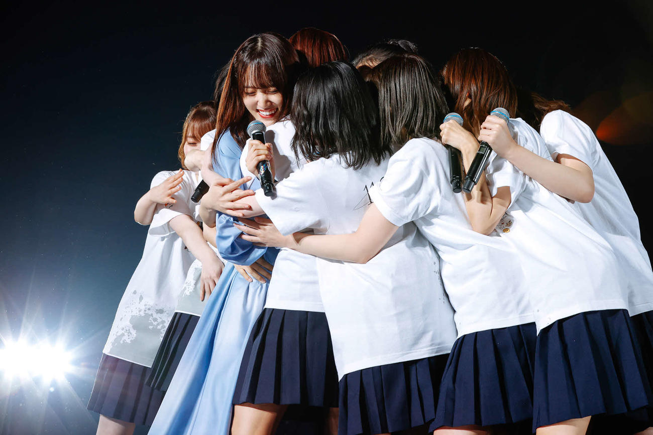 全国ツアー千秋楽公演を行い、卒業する菅井友香（中央）と抱き合う櫻坂46のメンバーたち