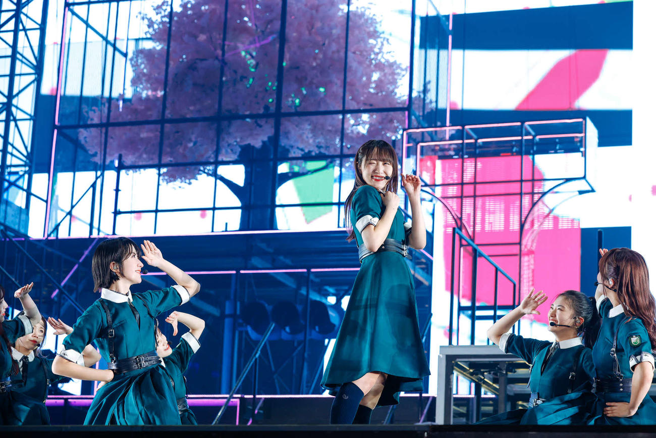 全国ツアー千秋楽公演を行った櫻坂46。中央は菅井友香