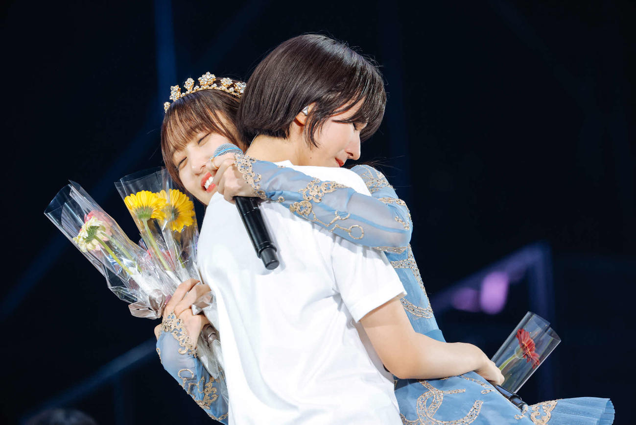 全国ツアー千秋楽公演をもって卒業した櫻坂46の菅井友香（右）と土生瑞穂