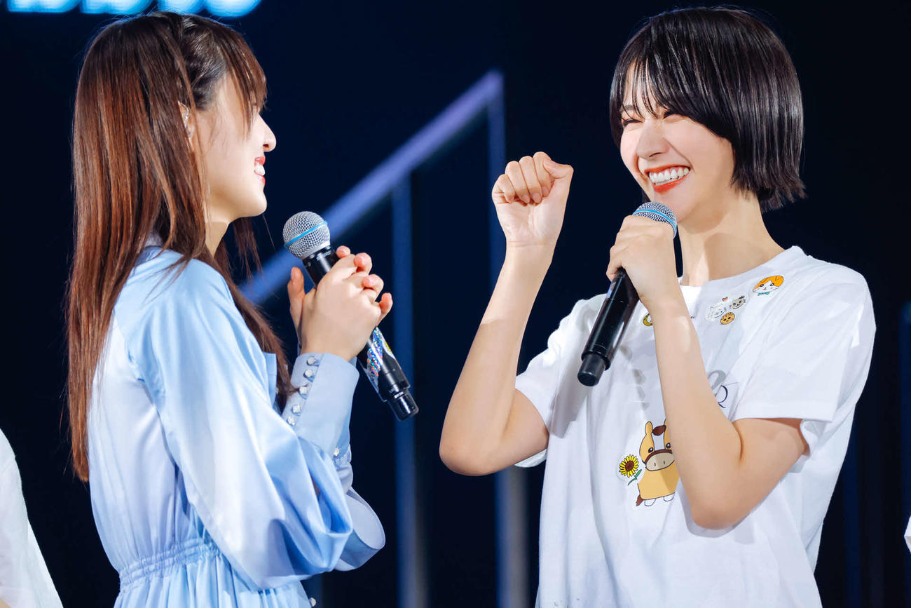 全国ツアー千秋楽公演を行った櫻坂46。土生瑞穂（右）と話す菅井友香