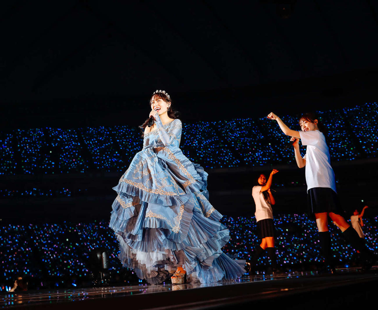 全国ツアー千秋楽公演で歌う櫻坂46の菅井友香（左端）
