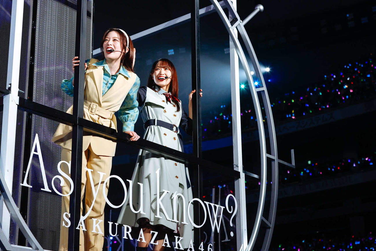 全国ツアー千秋楽公演を行った櫻坂46。右は菅井友香