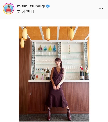 ワインレッドのワンピース姿でポーズをとる三谷紬アナ（三谷紬アナのインスタグラムより）