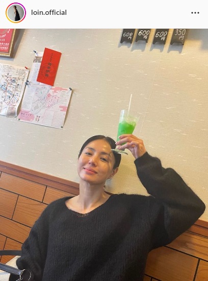 クリームソーダを手に乾杯のポーズでほほ笑む井川遥（井川遥のインスタグラムより）