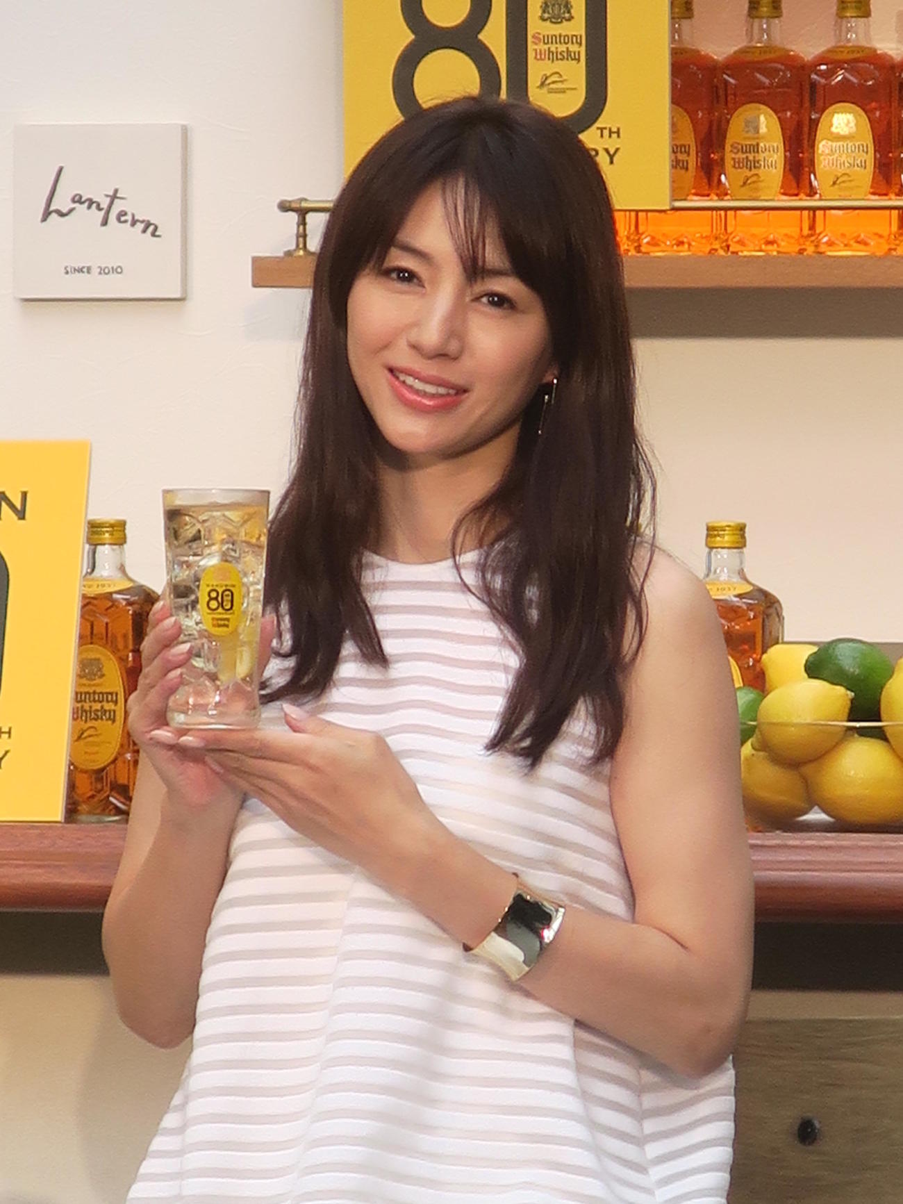 ハイボールを手にする井川遥（2017年8月撮影）