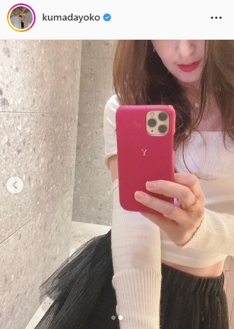 肌がチラリと見えるセーター姿で自撮りする熊田曜子（熊田曜子のインスタグラムより）