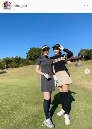 ミニ丈のゴルフウエア姿の新井恵理那アナ（左）と松原江里佳アナ（新井恵理那アナのインスタグラムより）