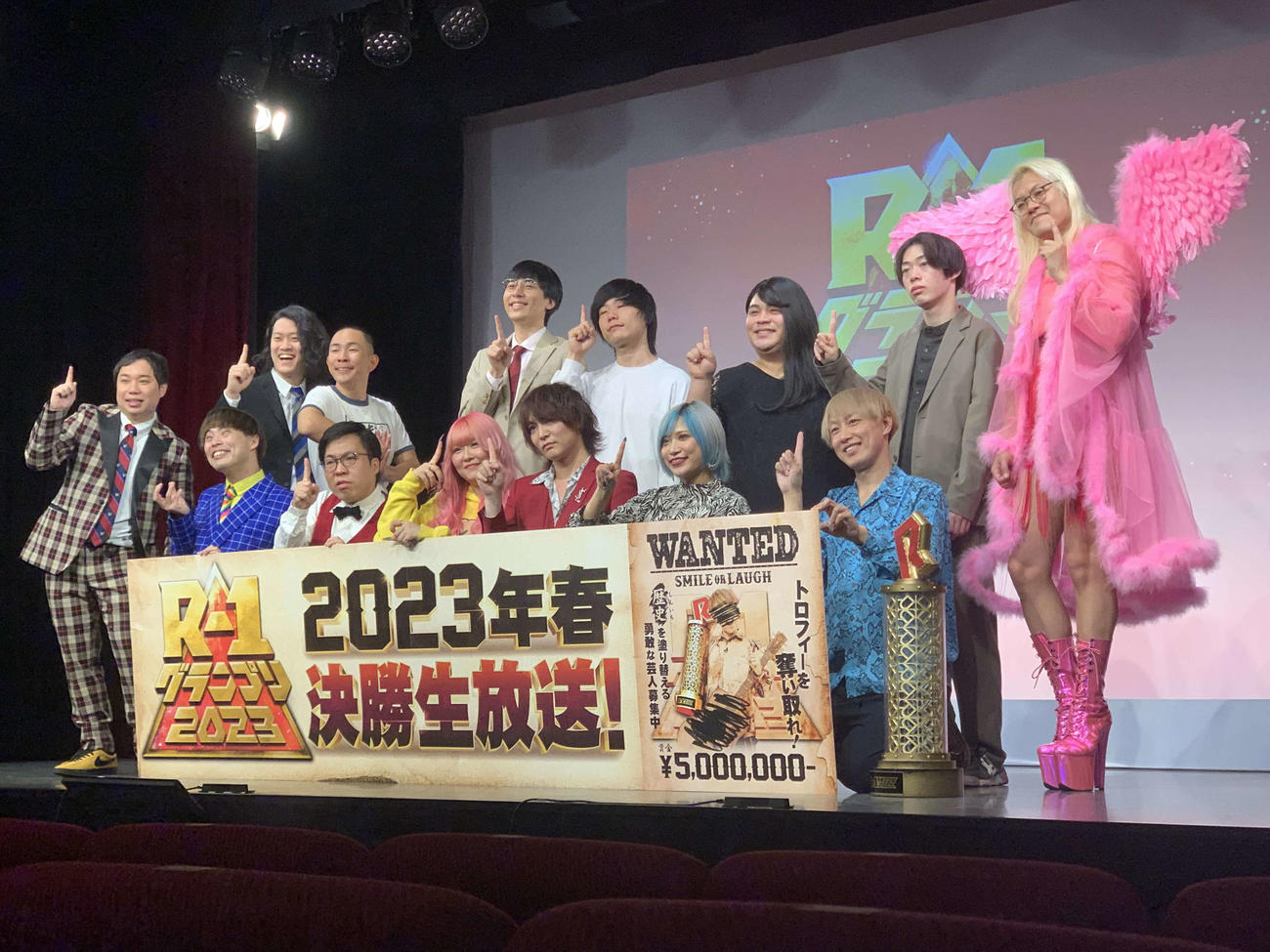 「『R－1グランプリ2023』やります会見」に出席した芸人たち。前列右端は前回大会優勝のお見送り芸人しんいち（撮影・松尾幸之介）