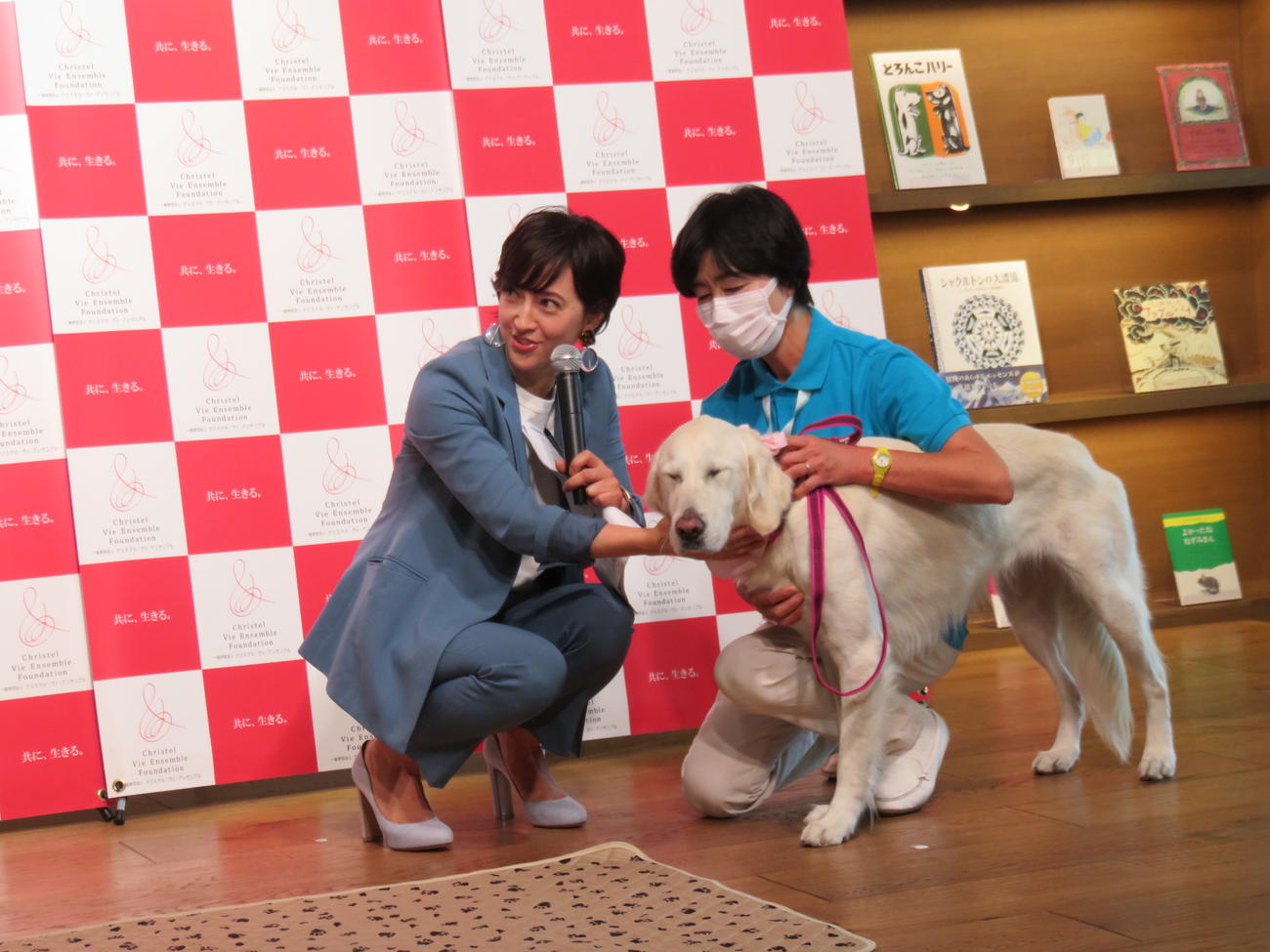 読書犬サニーとふれあう滝川クリステル