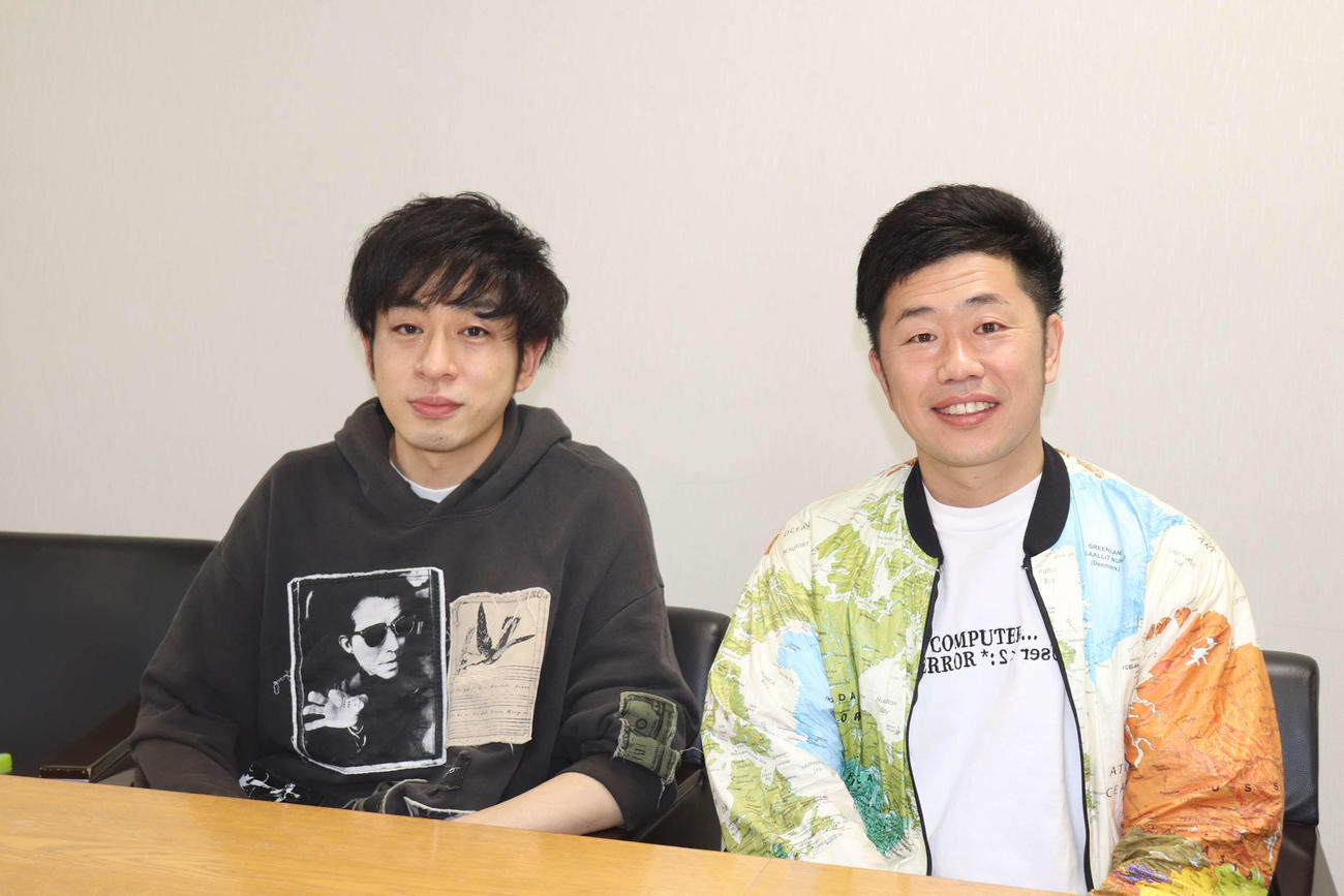 「関西演劇祭2022」に向けた取材に応じた、吉田裕（右）とシゲカズです