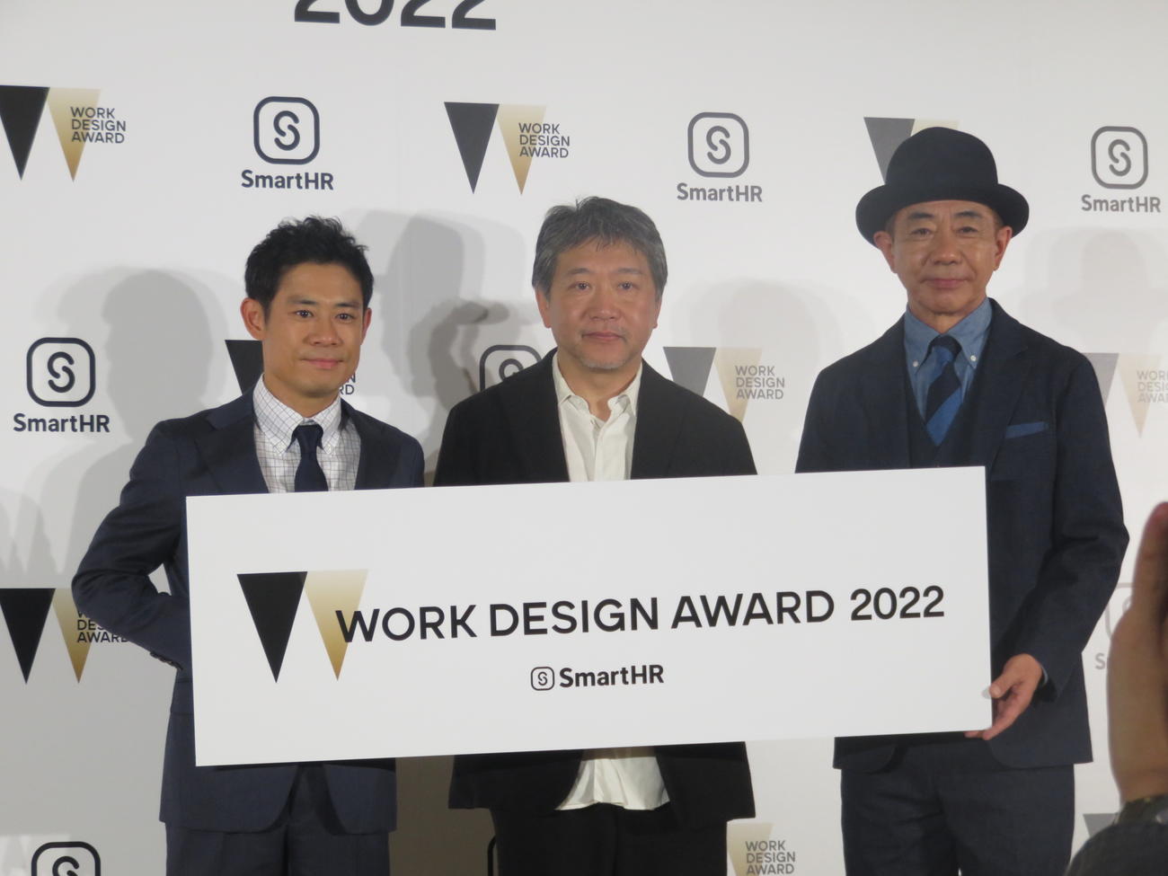 「WORK DESIGN AWARD 2022」でパーソン部門賞を受賞した是枝裕和監督（中）。スペシャルプレゼンターは伊藤淳史（左）と木梨憲武