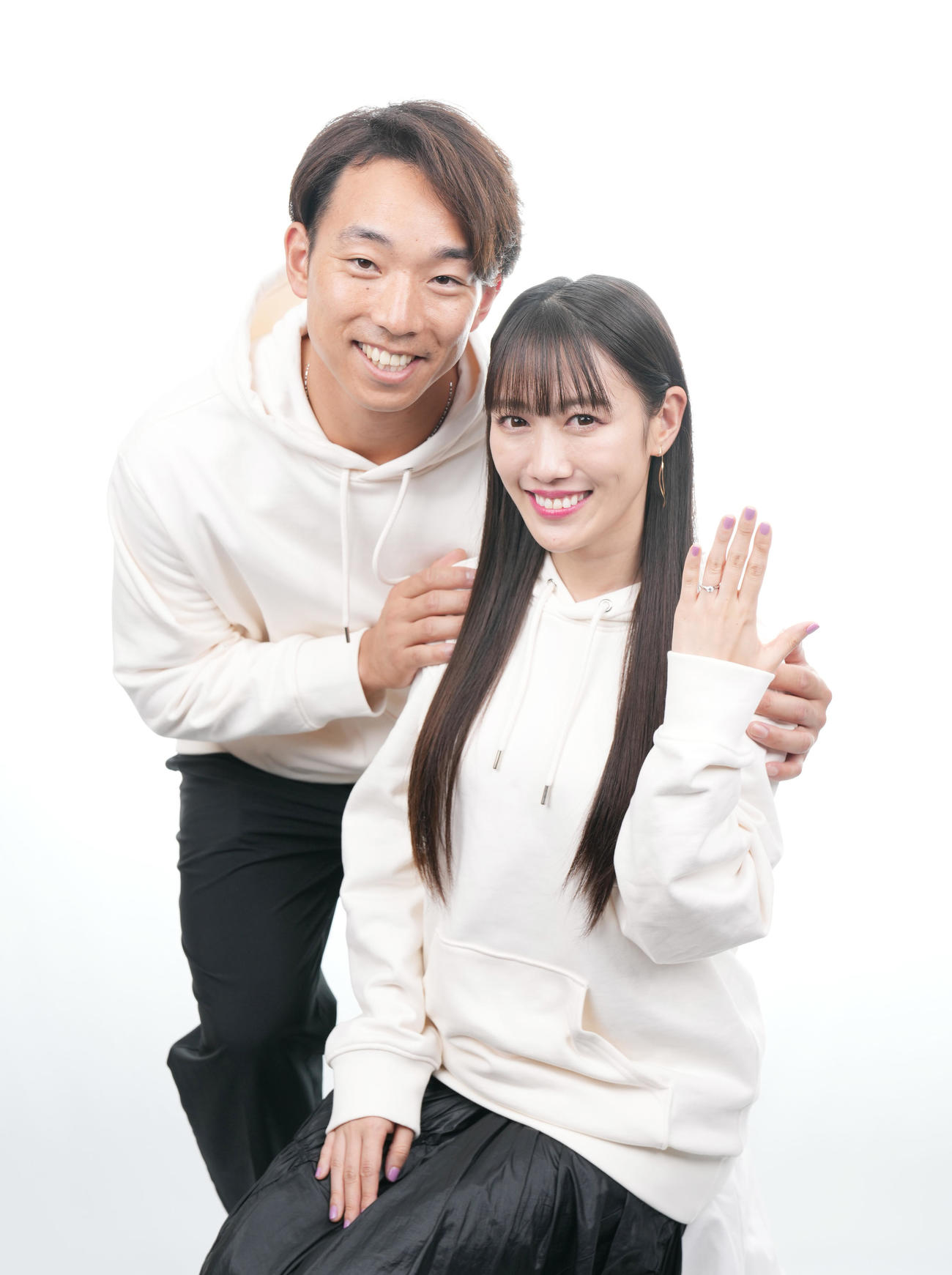 東京本社を訪れ、結婚の報告をした日本ハム宇佐見真吾（左）とももいろクローバーZの高城れには、指輪を披露する（2022年11月6日撮影）