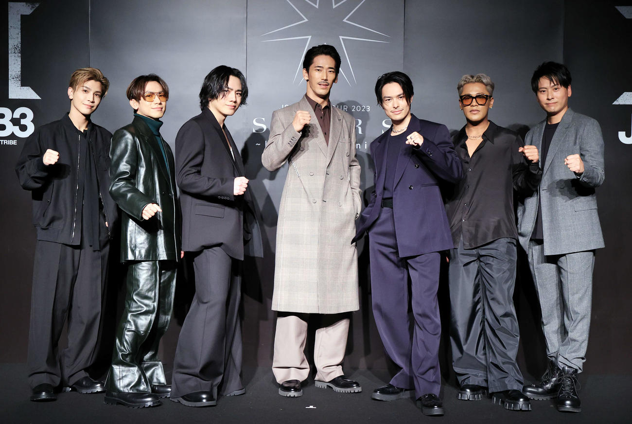 9年ぶりのアリーナツアーを発表し、ガッツポーズで記念撮影する三代目　J SOUL BROTHERSの、左から岩田剛典、NAOTO、φMI、小林直己、今市隆二、ELLY、山下健二郎（撮影・浅見桂子）