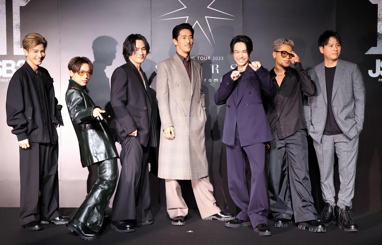 9年ぶりのアリーナツアーを発表し、明るい表情で記念撮影する三代目　J SOUL BROTHERSの、左から岩田剛典、NAOTO、φMI、小林直己、今市隆二、ELLY、山下健二郎（撮影・浅見桂子）