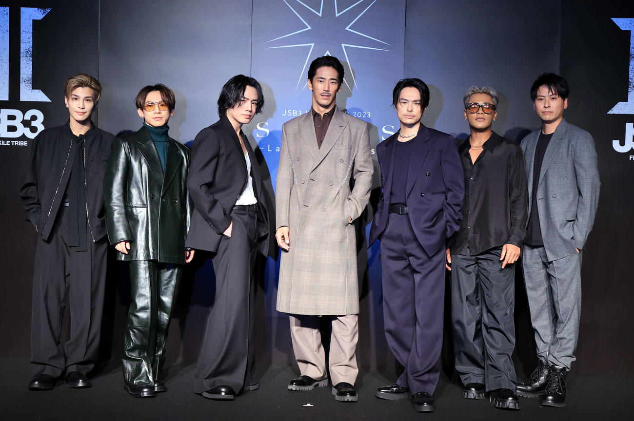 9年ぶりのアリーナツアーを発表し、記念撮影する三代目　J SOUL BROTHERSの、左から岩田剛典、NAOTO、φMI、小林直己、今市隆二、ELLY、山下健二郎（撮影・浅見桂子）
