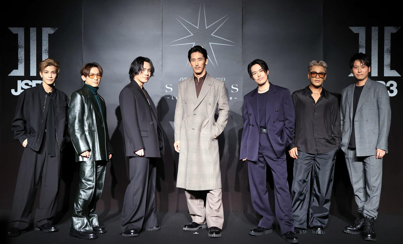 9年ぶりのアリーナツアーを発表し、記念撮影する三代目　J SOUL BROTHERSの、左から岩田剛典、NAOTO、φMI、小林直己、今市隆二、ELLY、山下健二郎（撮影・浅見桂子）