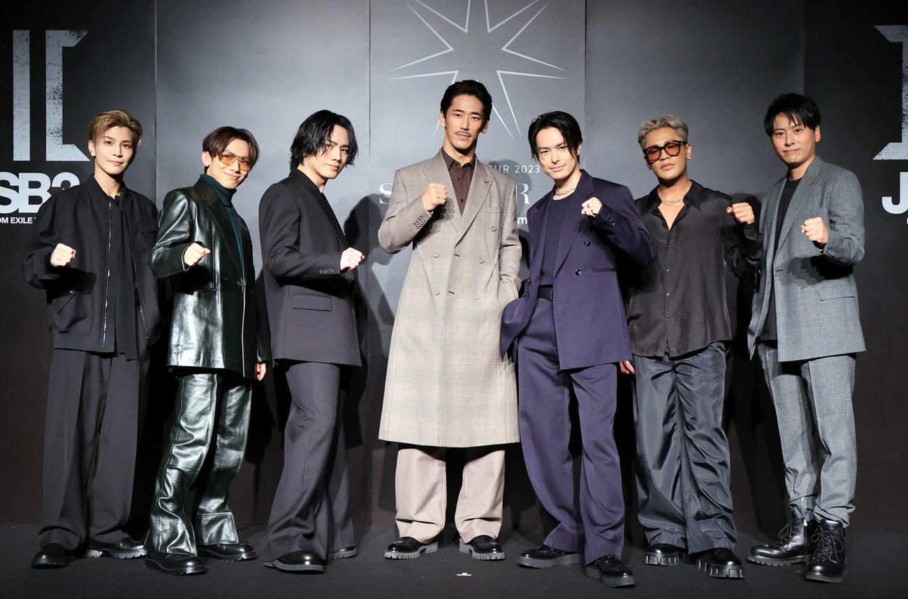 9年ぶりのアリーナツアーを発表し、ガッツポーズで記念撮影する三代目　J SOUL BROTHERSの、左から岩田剛典、NAOTO、φMI、小林直己、今市隆二、ELLY、山下健二郎（撮影・浅見桂子）